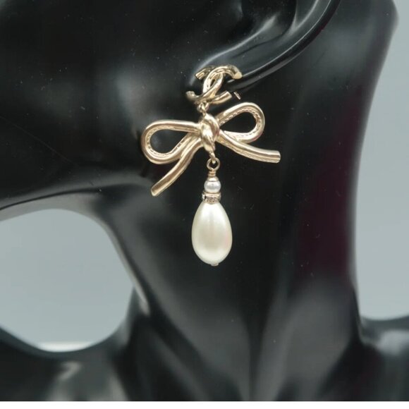 100% Authentic Chanel Faux Pearl & Strass CC Drop Earrings - Picture 11 of 12